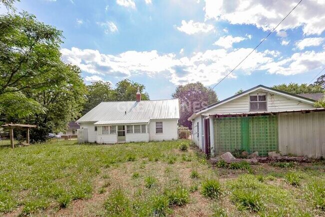 Building Photo - NOW OFFERING HALF OFF FIRST FULL MONTH IF ...