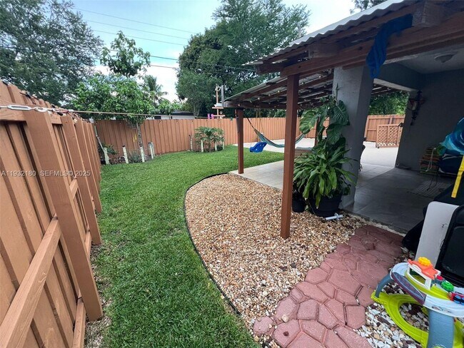 Building Photo - 2317 NW 6th Ct