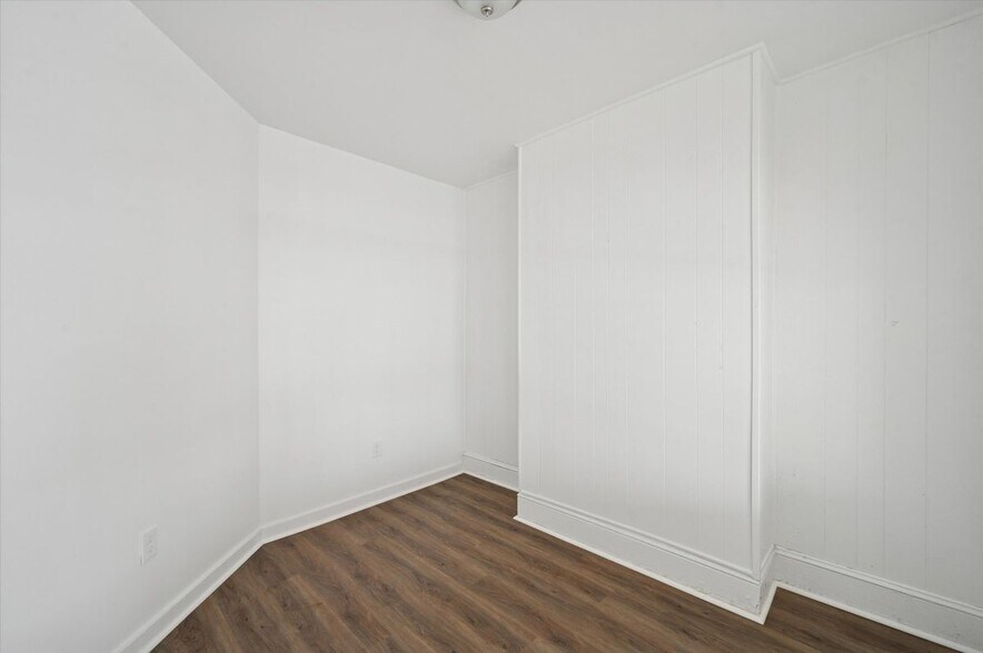 Building Photo - 1124 W 9th St