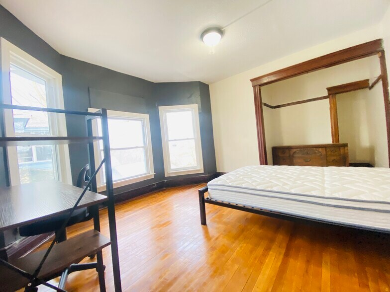 Building Photo - 1337 Madison St