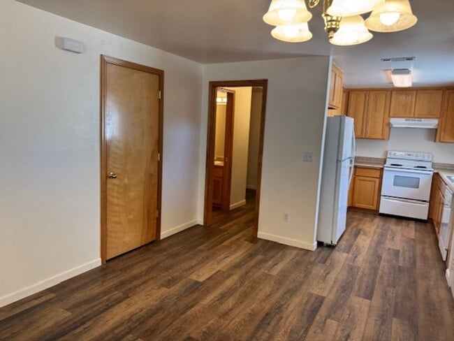 Building Photo - 323-325 SE K