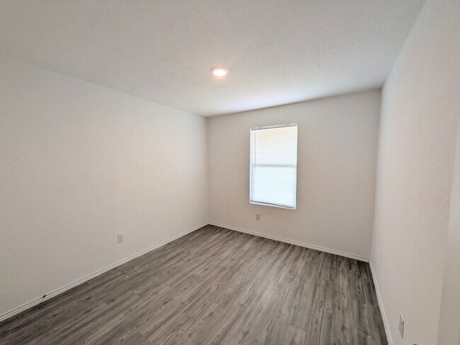 Building Photo - Fresh and Clean in New Braunfels!!