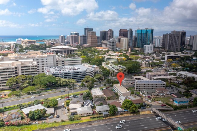 Building Photo - Upgraded Condo w/ Assigned Parking Near H1...