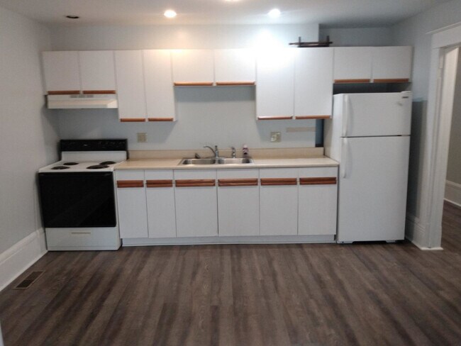 Building Photo - 39 N Paint