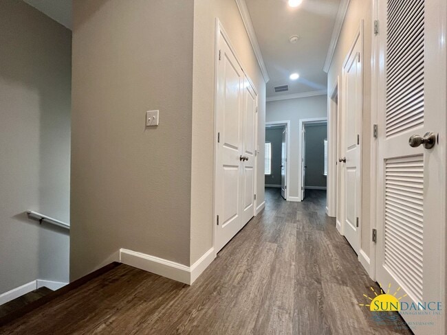 Building Photo - Custom Fort Walton Beach Townhouse in Gated Community!