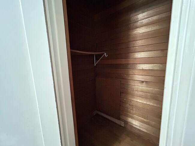 Building Photo - 2 Bed, 1.5 Bath Home with Basement and Sunroom