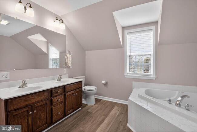 Building Photo - 10 Nelson Rd