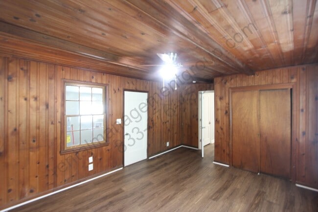 Building Photo - New On The Market with Fresh Updates!!