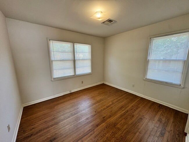 Building Photo - 3 bedroom in Norman Schools, No carpet, fridge and gas stove!