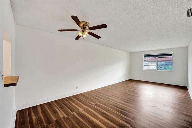Building Photo - 2518 Riverside Dr