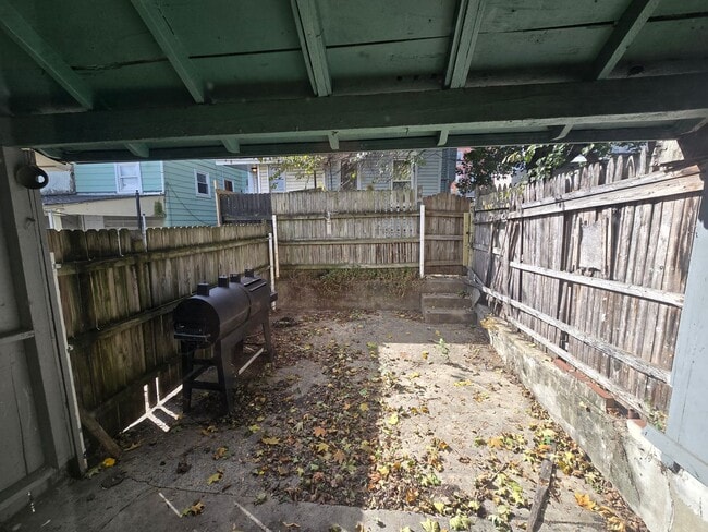 Building Photo - 528 N Jute St