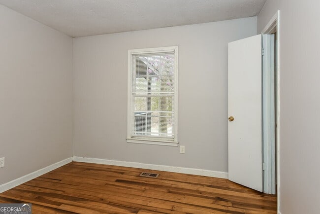 Building Photo - 3996 King Dr