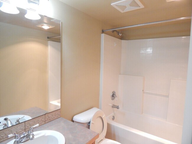 Building Photo - Spacious 3 Bed / 3 Bath Home with 1-Car Garage