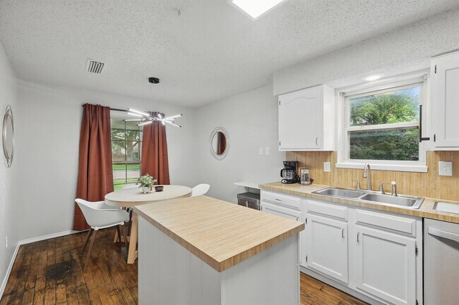 Building Photo - 5830 Jester Dr