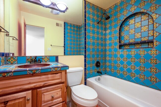 Building Photo - Available Now this Lovely One Bedroom Condo