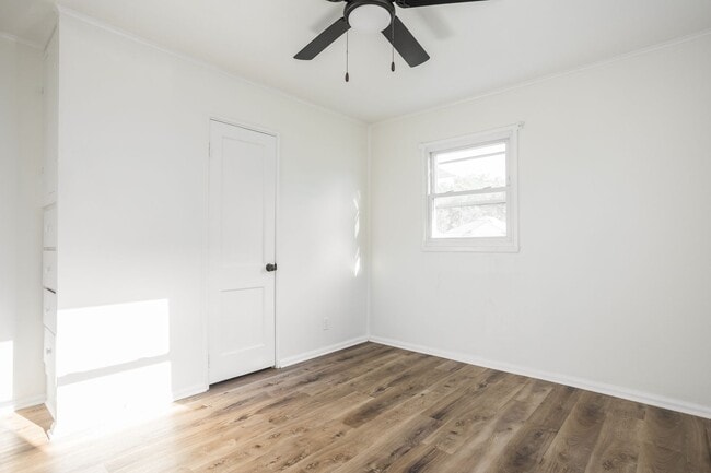 Building Photo - Newly Renovated 2 bed 1 bath unit.