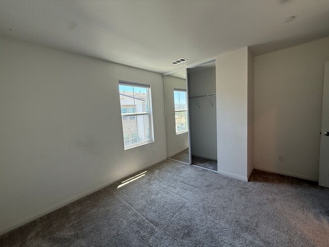 Building Photo - Luxury Townhome 3 level 2 car garage  modern kitchen must see charmer $3350