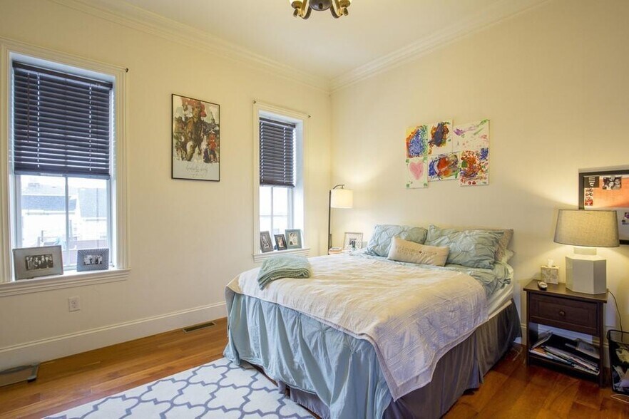 Building Photo - 8 Gates St