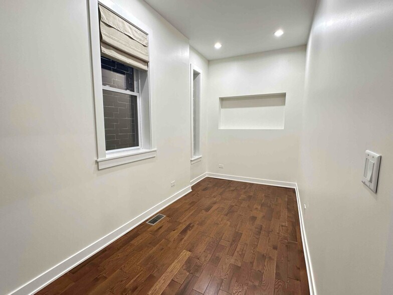 Building Photo - 1529 N Maplewood Ave