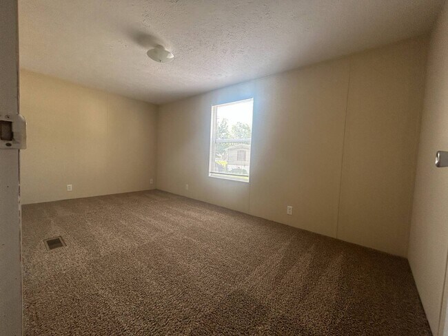 Building Photo - 783 Amherst Ln