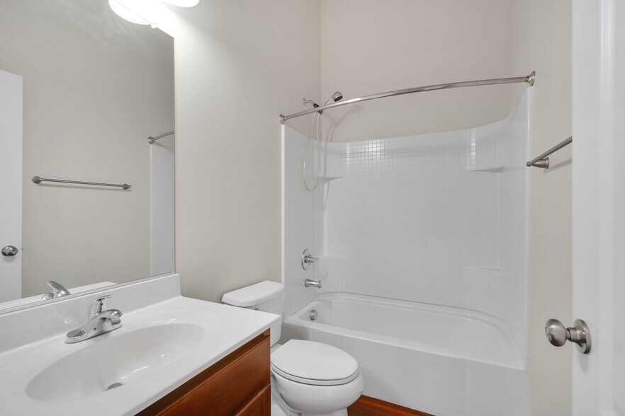 Building Photo - 6 Lamplighter Ln