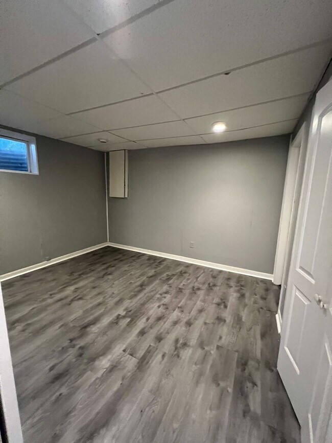 Building Photo - 4 bedroom/3 baths house