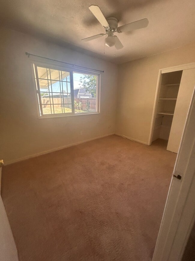 Building Photo - Move in Ready in  Hanford 3 bedroom, 1 bath with large yard!