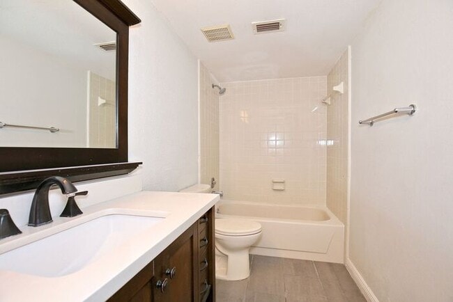 Building Photo - Gorgeous 4/2 Pool Home with a Covered Patio and a Large Fenced Backyard Located in Dr. Phillip's ...