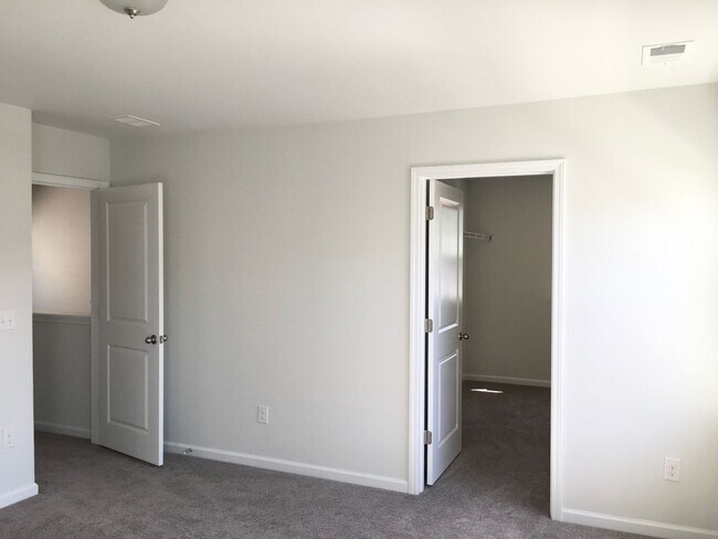 Building Photo - 4 Bedroom 2.5 Bath House in McKewn - Ladson
