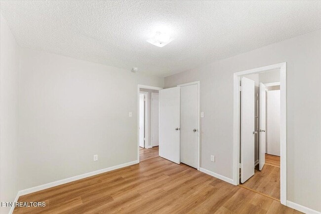 Building Photo - 5917 W Pine Ln