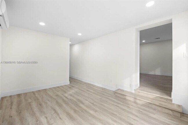 Building Photo - 331 W 40th Pl