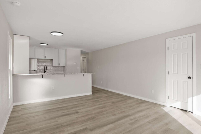 Building Photo - 2-Bedroom Gem with Granite Countertops