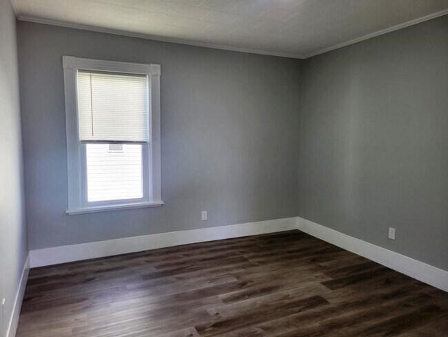 Building Photo - 73 1/2 Esther St