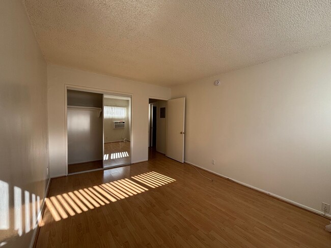 Building Photo - 231 W Tujunga Ave