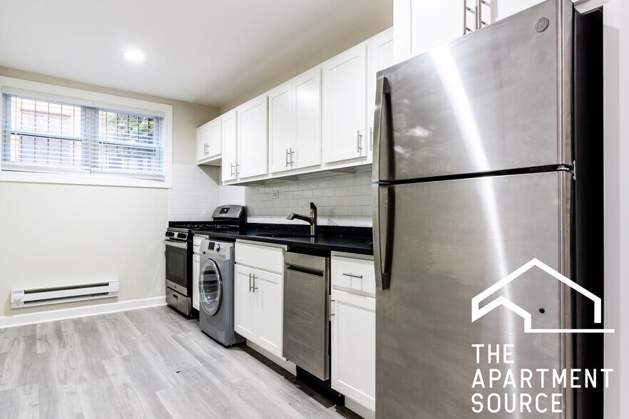 Building Photo - 726 W Roscoe St