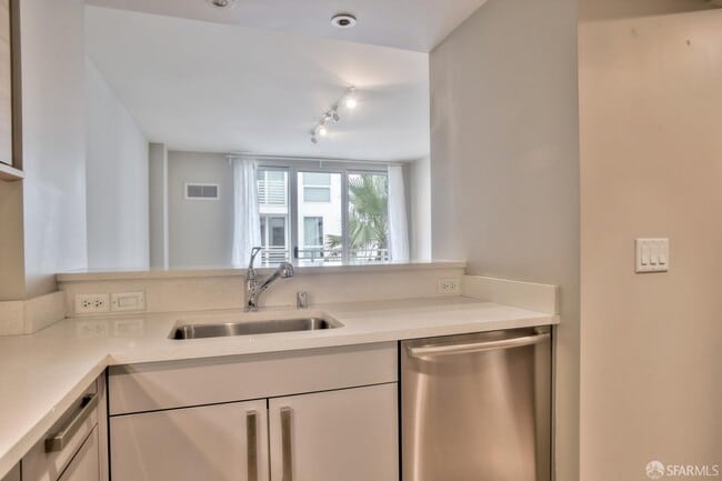 Building Photo - 555 4th St