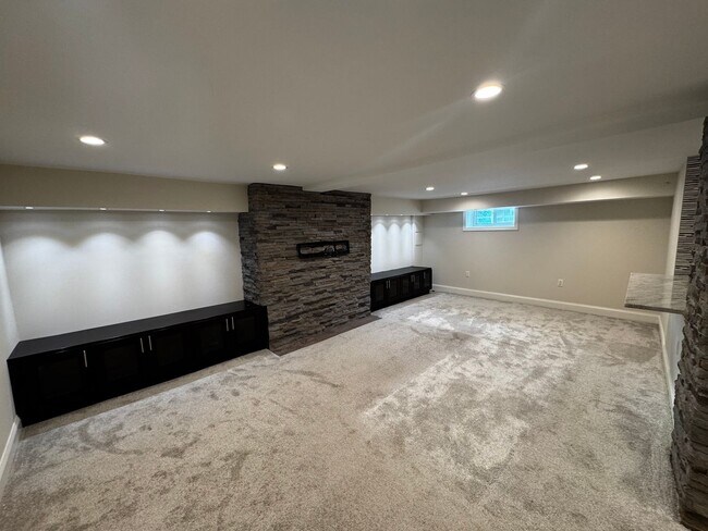 Building Photo - NEWLY RENOVATED EXPANSIVE 5BD 4BA BRIGHTWOOD HOME