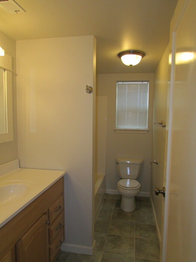 Building Photo - Leasing NOW-- Excellent 7 Bedroom/3 Bathroom Unit Near UW