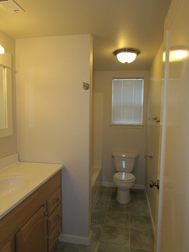 Building Photo - Pre - Leasing Excellent 7 Bedroom/3 Bathro...