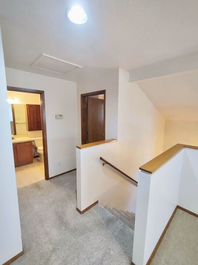 Building Photo - Spacious Downtown Townhome Available Now!