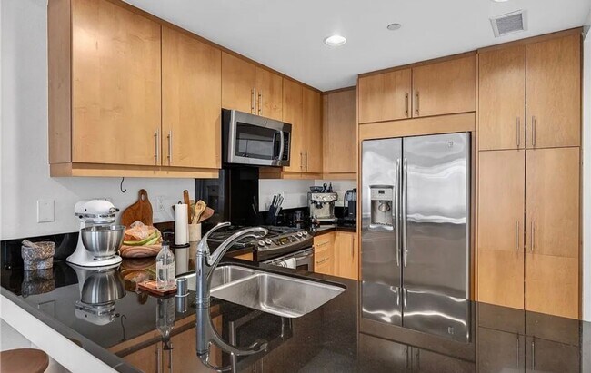 Building Photo - **150 The Promenade N #415 Long Beach** Upstairs Spacious 2 bedroom 2 bath !!2 weeks free OAC!!