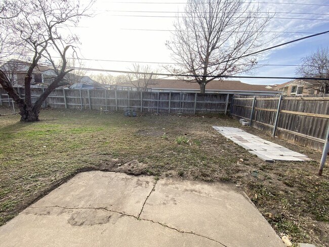 Building Photo - One Story, Union schools, New Paint and Carpet.