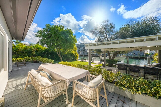 Building Photo - 950 S Shore Dr