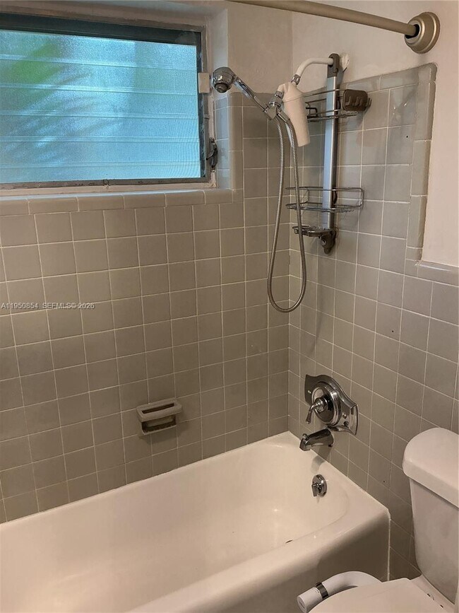 Building Photo - 2716 NE 30th Pl