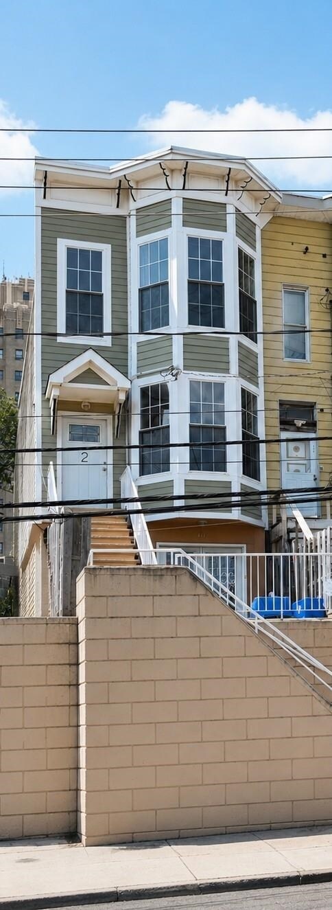 Building Photo - 447 Mercer St