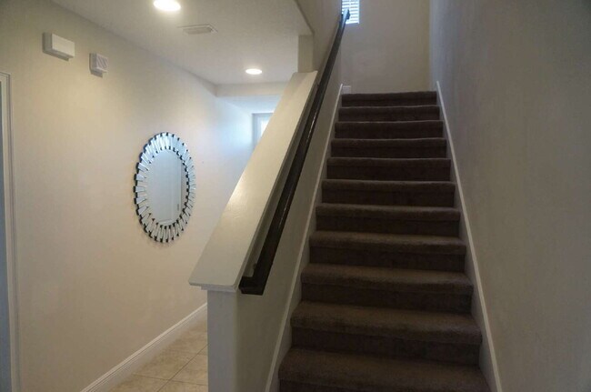 Building Photo - Charming 2-Bed, 2-Bath Townhouse Retreat i...