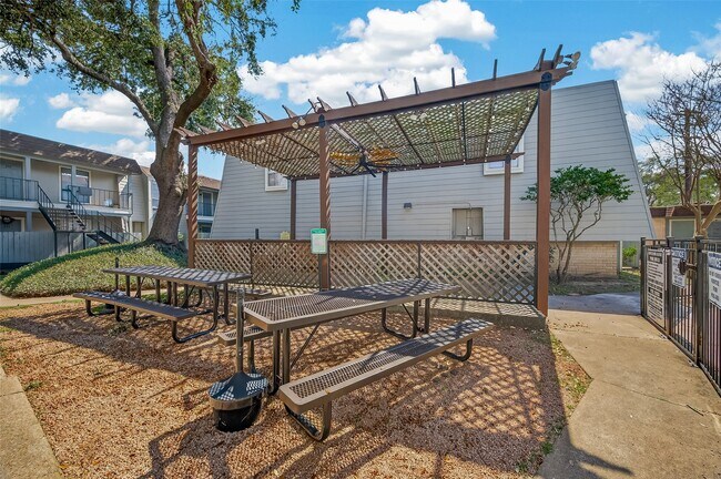 Building Photo - 5929 Queensloch Dr