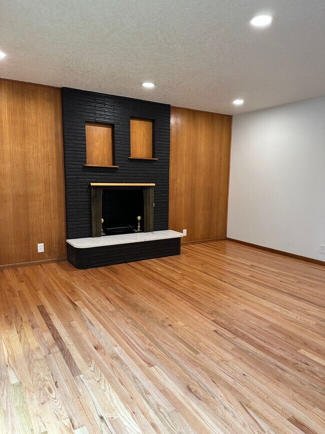 Building Photo - GORGEOUS RANCH STYLE HOME ON HUGE MANICURED LOT IN GARDEN HOME IN SW PORTLAND