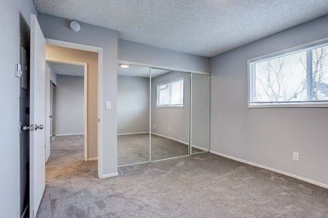 Building Photo - Look no Further, Tyee offers a SUPER 2bed/1bath! Call now for details and a showing!