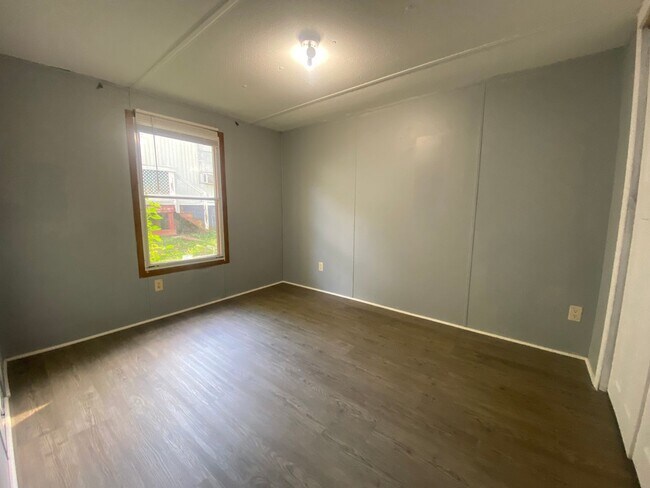 Building Photo - 2 Bedroom 1 Bath Mobile Home in Greenevill...